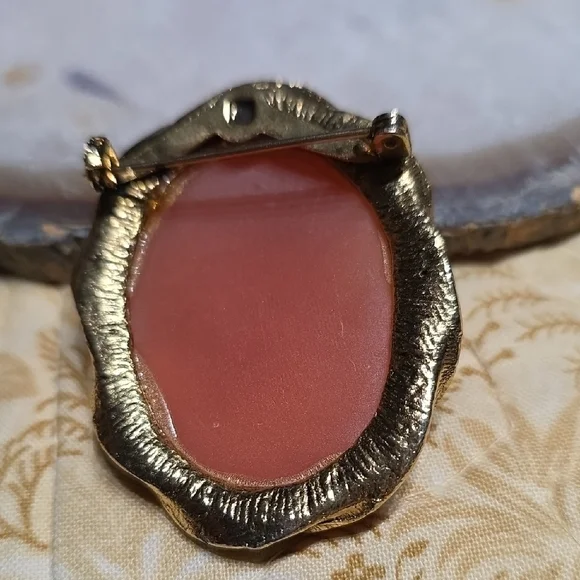 Vintage Gold and Cream Cameo Brooch Set - Picture 5 of 6